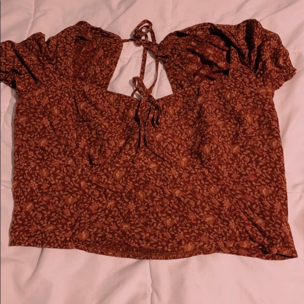 cute crop floral shirt!